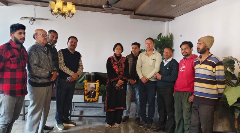 Congress workers in Almora and Ranikhet paying tribute to Munshi Hariprasad Tamta on Social Justice Day.