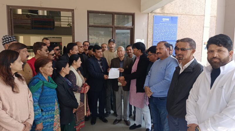 Almora District Congress Committee submitting a memorandum to the administration over deteriorating law and order in Uttarakhand.