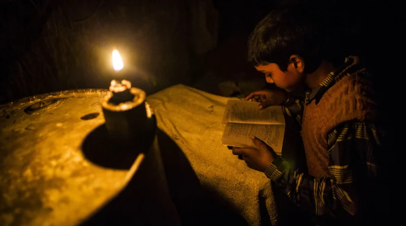 गर्मी में बिजली कटौती के कारण परेशान लोग