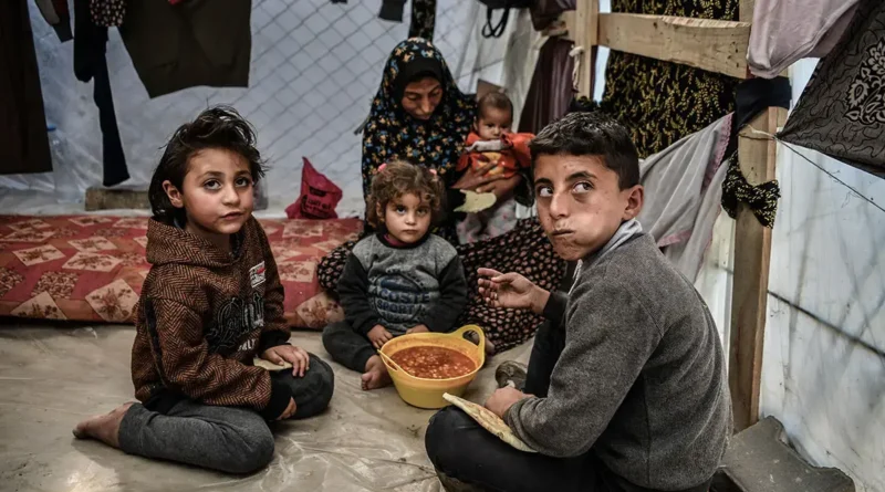 तबाही के बीच राहत का इंतजार करते आम लोग