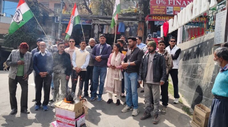 रानीखेत में कांग्रेस कार्यकर्ताओं का प्रदर्शन