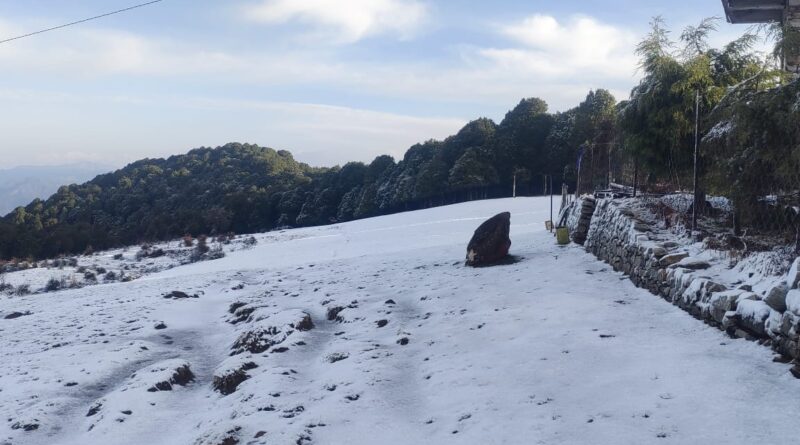 रानीखेत के पाण्डखोली क्षेत्र में हल्की बर्फबारी के बाद मंदिर परिसर और मैदानों में जमी बर्फ।