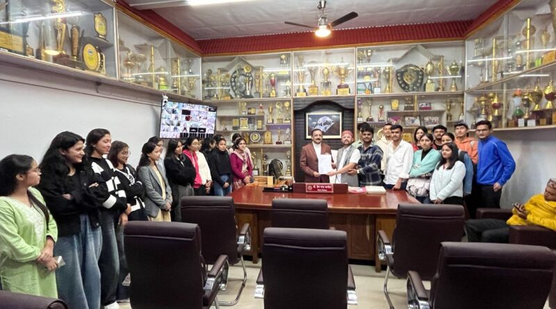 LSM PG College PithoragarhStudents of Lakshman Singh Mahar PG College Pithoragarh submitting memorandum regarding fifth semester exam results