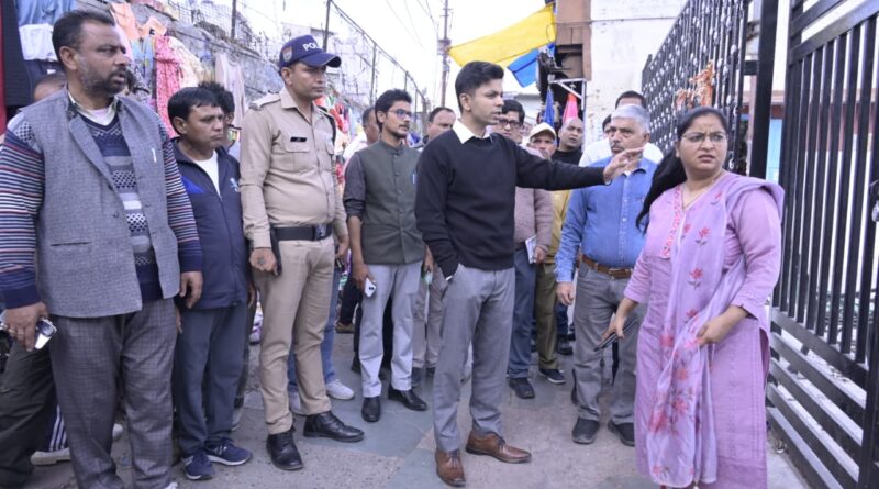 20 सूत्रीय कार्यक्रम की समीक्षा करते अधिकारी