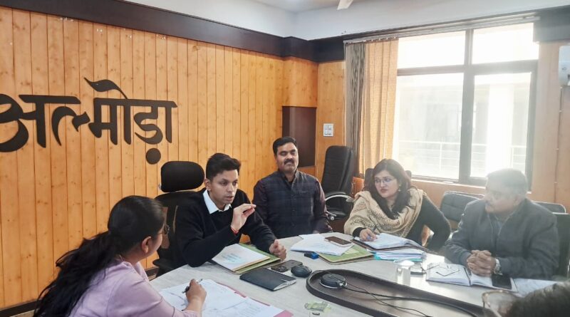 20 सूत्रीय कार्यक्रम की समीक्षा करते अधिकारी