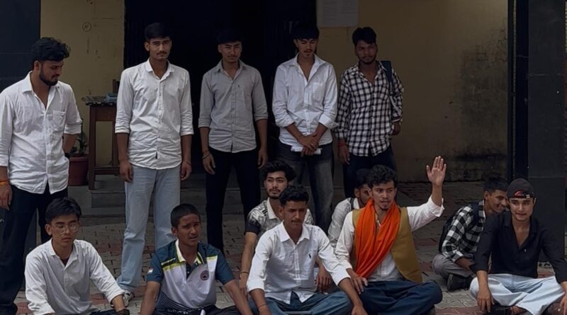 अल्मोड़ा में छात्रों की मांगों को लेकर प्रदर्शन करते ABVP कार्यकर्ता