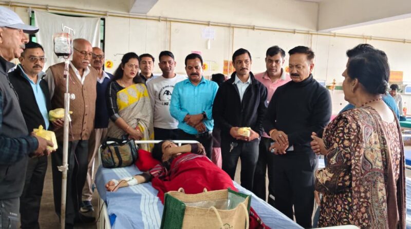 रानीखेत अस्पताल में आयोजित फल वितरण कार्यक्रम