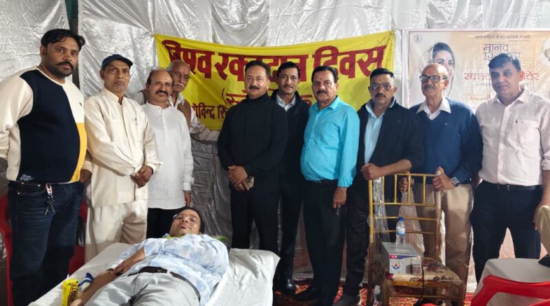 रानीखेत में आयोजित रक्तदान शिविर में रक्तदान करते लोग