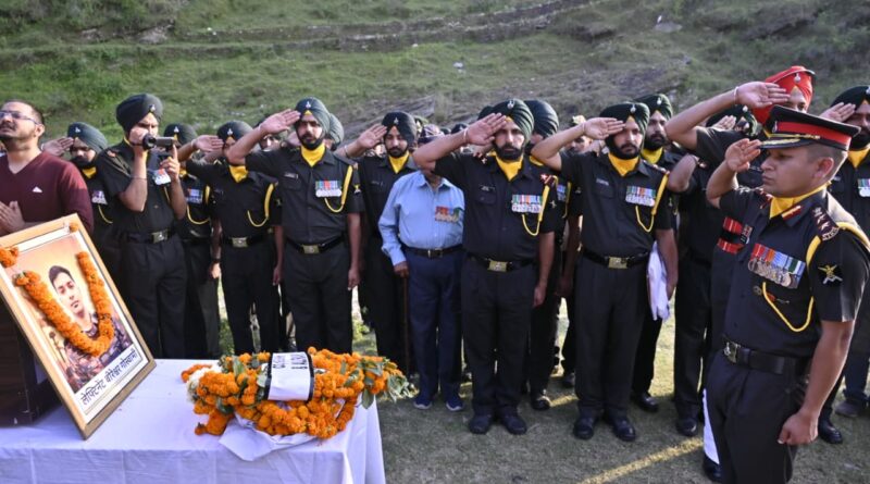 सैन्य सम्मान के साथ शहीद अधिकारी को अंतिम विदाई