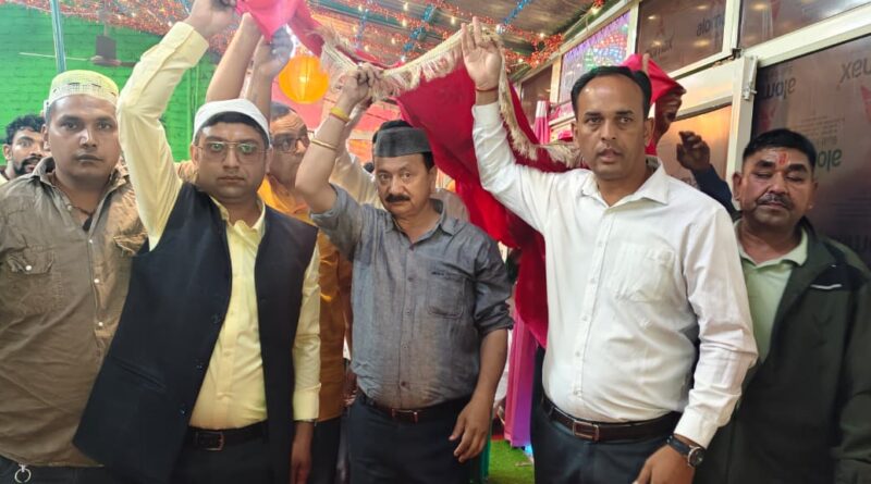 रानीखेत उर्स मुबारक में दुआ करते श्रद्धालु