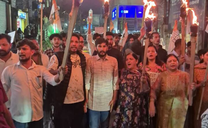 अल्मोड़ा में युवा कांग्रेस का मशाल जुलूस